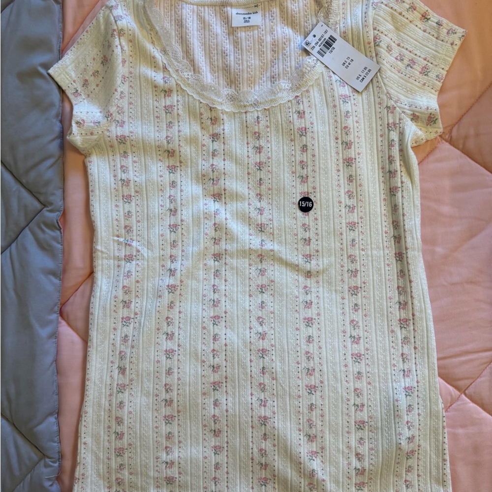NWT — Abercrombie cream and floral short sleeve